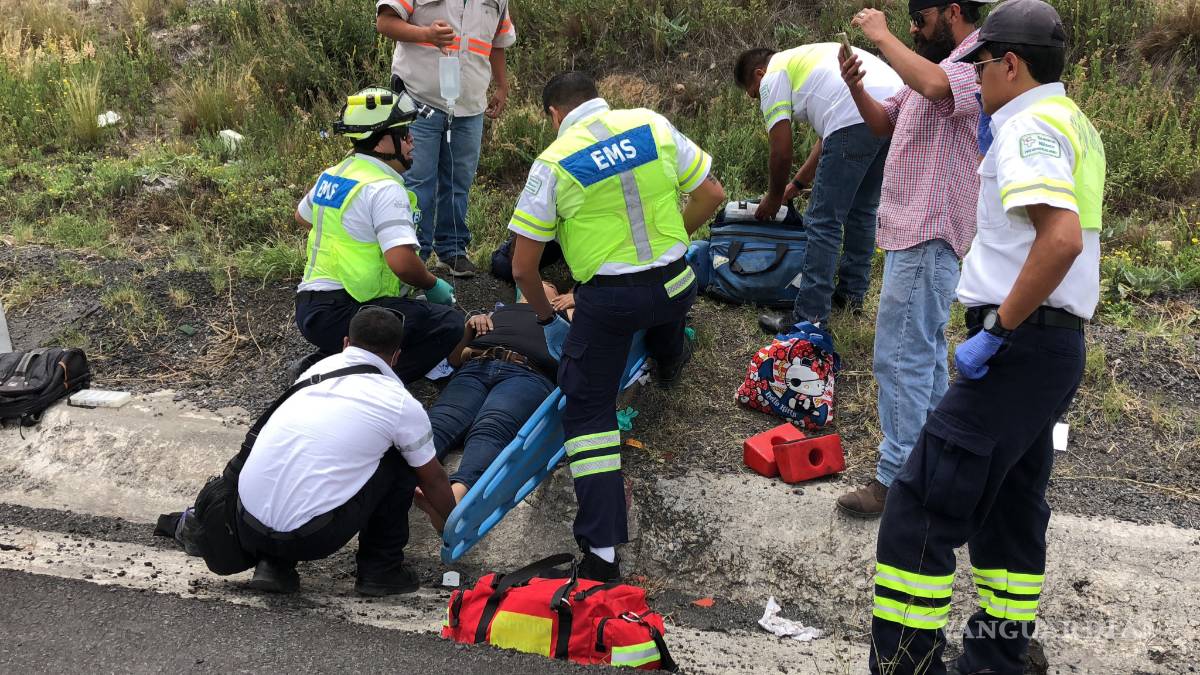 $!Vuelca y sale de auto disparado