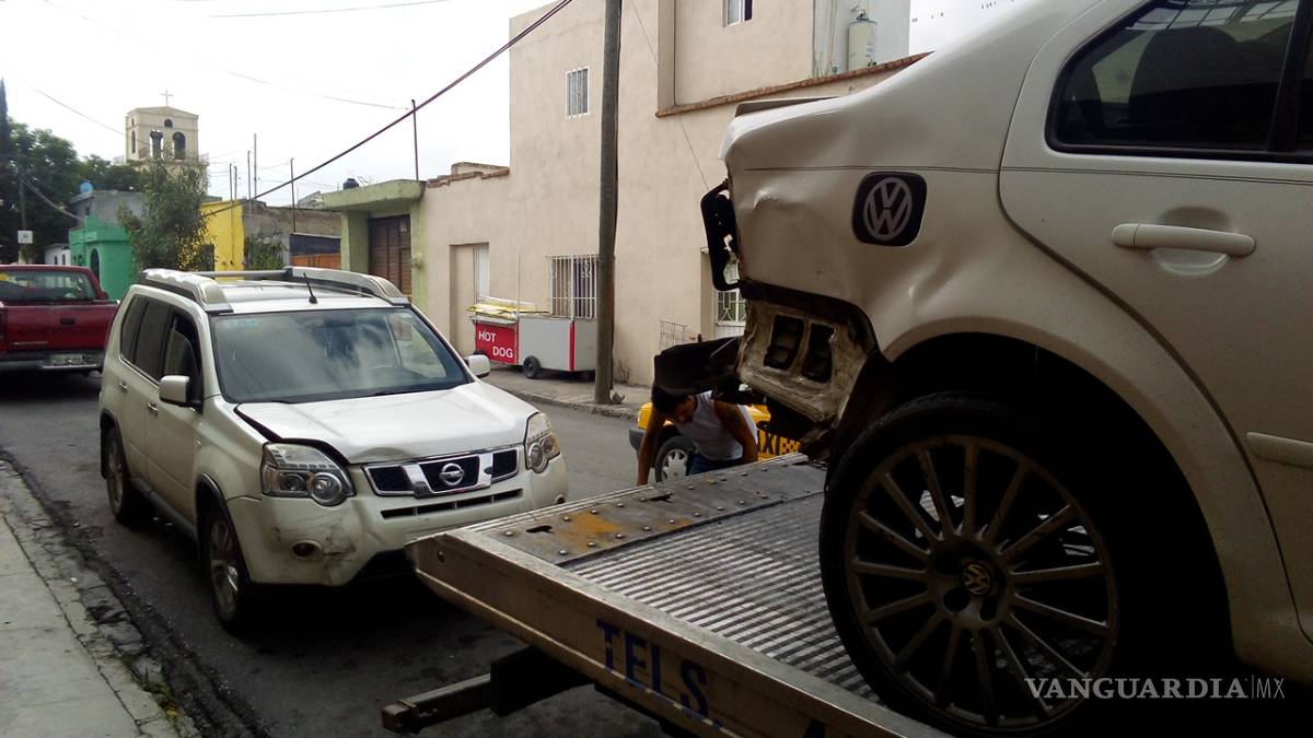 $!No alcanzaron ni a frenar y se impactan autos en el centro de Saltillo