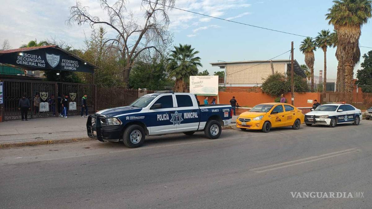 $!Cuerpos policíacos y Protección Civil se movilizaron en la Escuela Secundaria Federal No. 2 ante la amenaza de tiroteo, implementando protocolos de seguridad.