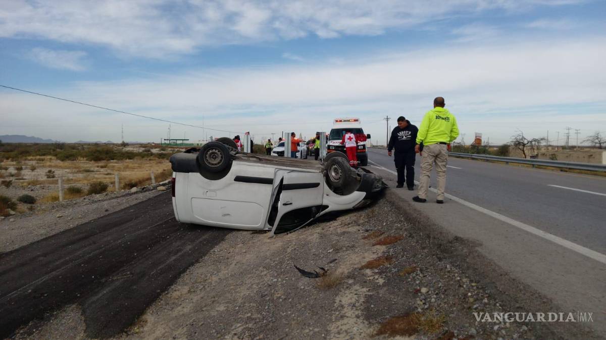 $!Paramédicos de Cruz Roja atendieron a los dos ocupantes del vehículo en el lugar del percance.