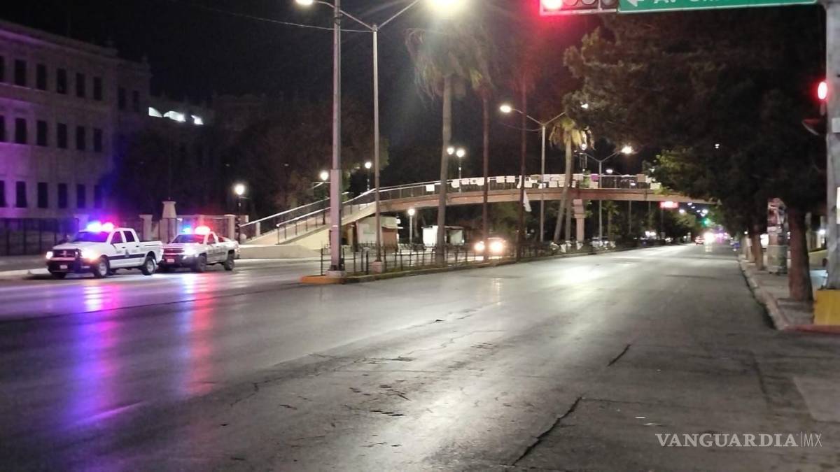 $!Después de las 22:00 horas se empezaron a remover los conos que se instalaron para cerrar las calles aledañas.