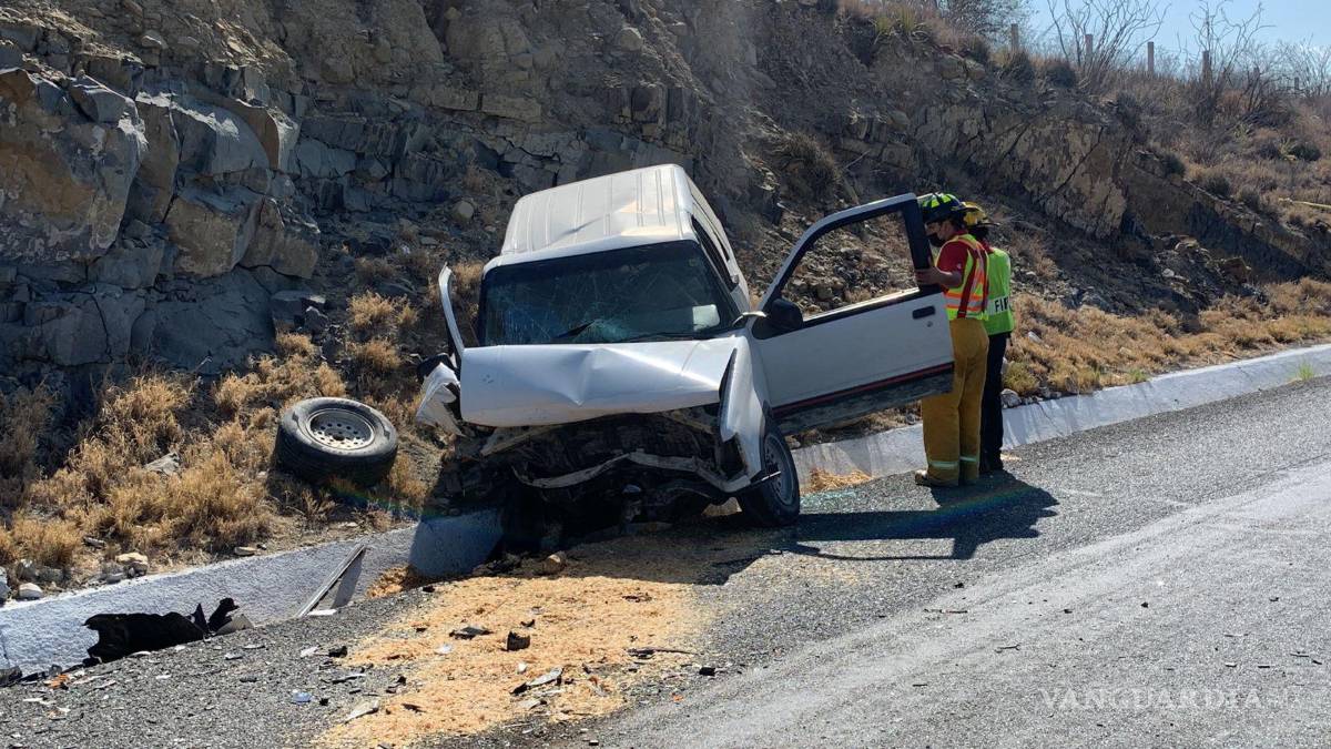 $!Durante el impacto, la camioneta fue proyectada hacia el talud.