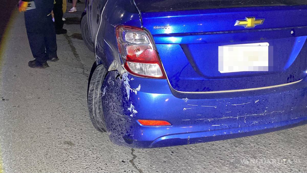 $!El vehículo de alquiler por aplicación se encontraba detenido a las afueras de una fábrica en espera de un servicio cuando fue impactado por alcance por una unidad que circulaba de sur a norte sobre el periférico Luis Echeverría Álvarez.