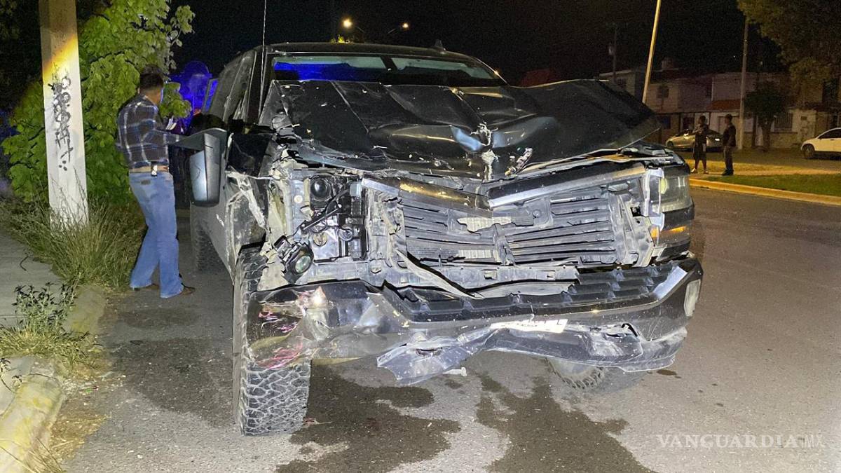 $!La Silverado quedó con daños en el frente luego de que su conductor perdió el control sobre la prolongación Francisco de Urdiñola.