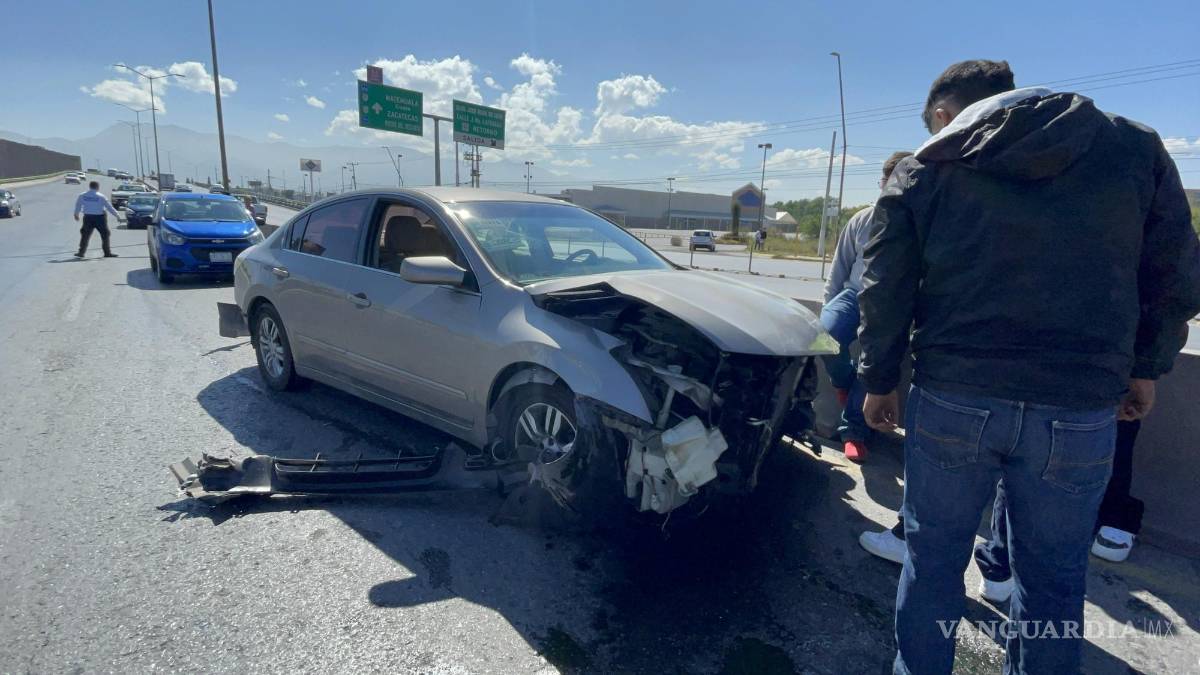 Saltillo: joven destroza su auto en choque, familiares llegan y lo regañan