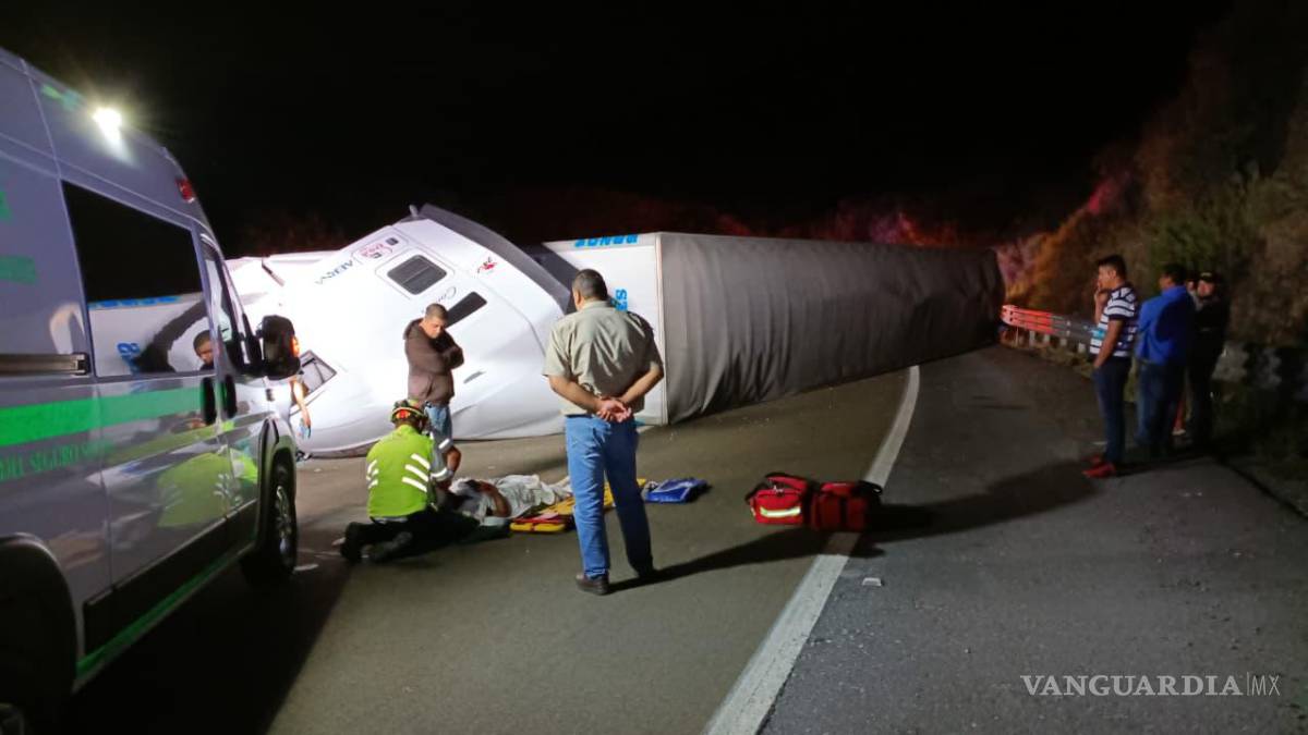 $!Personal de emergencia brindó atención al conductor en el lugar del accidente.