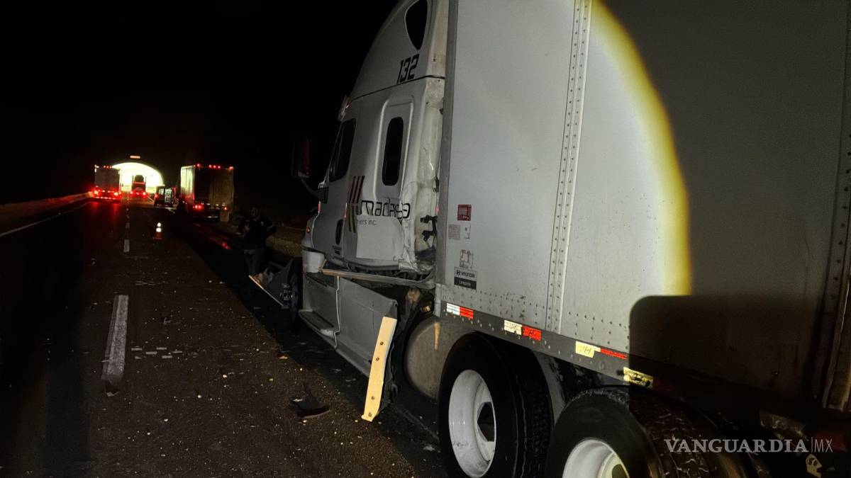 Choque entre tráileres paraliza la carretera 57 en Los Chorros