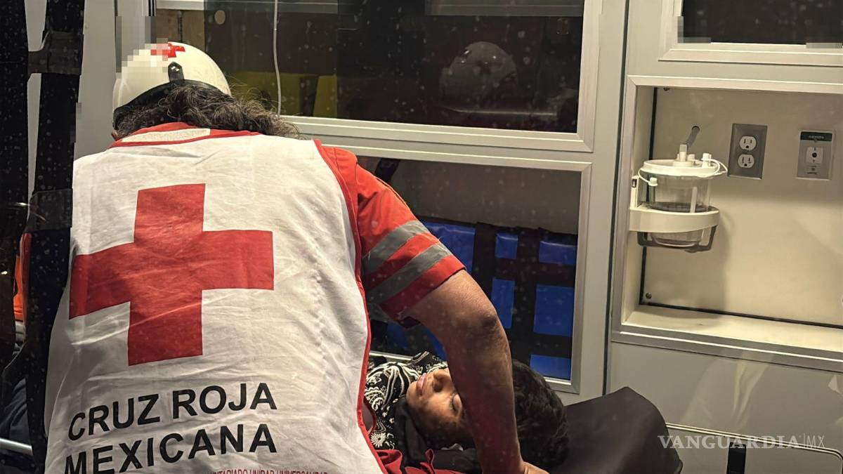 $!Paramédicos de la Cruz Roja auxiliaron al joven tras el percance en la colonia El Bosque.