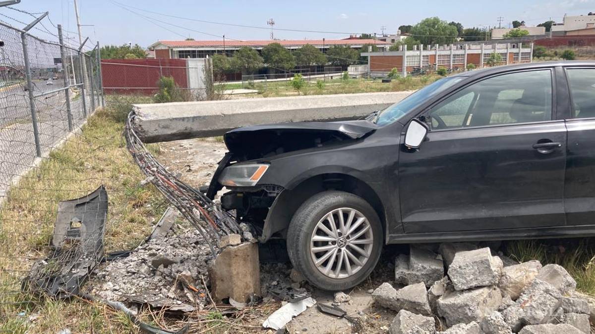 Mujer derriba poste de la CFE y termina dentro del Cobac-Saltillo