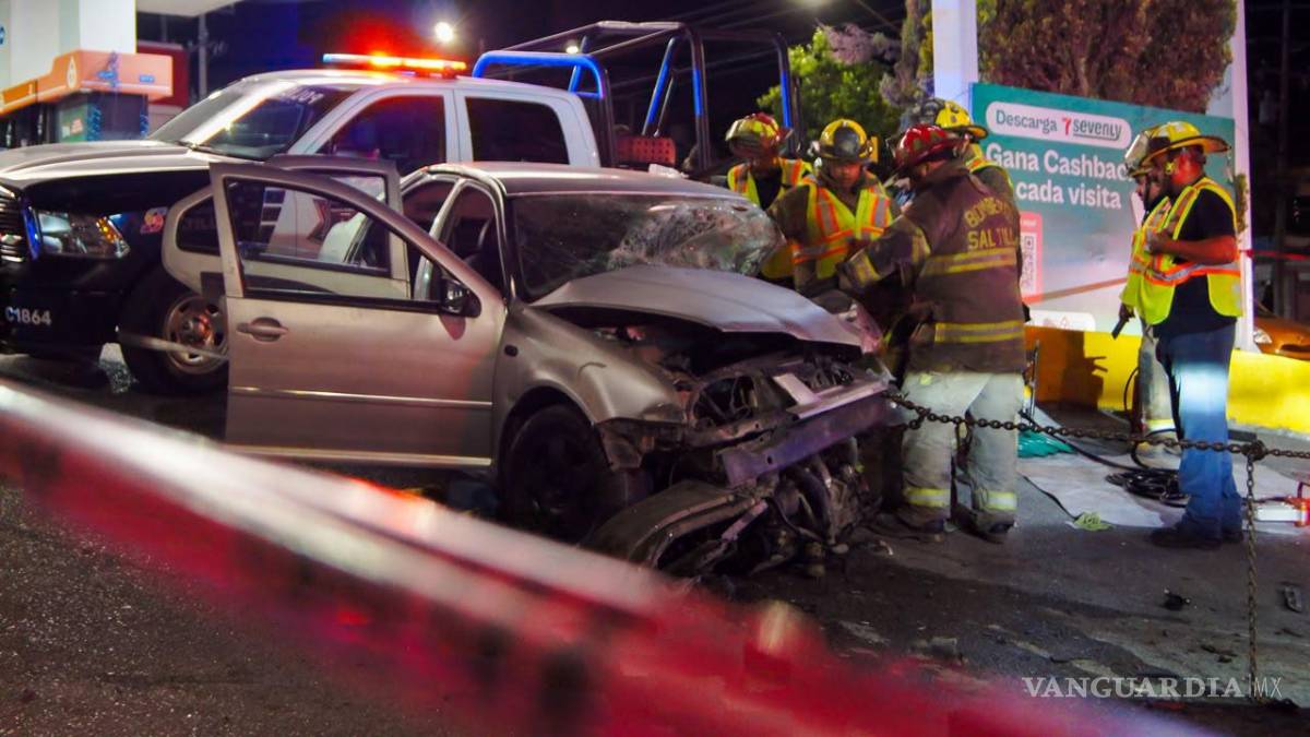 $!Elementos de Bomberos trabajaron para liberar a los dos jóvenes que quedaron prensados dentro del Volkswagen Jetta.