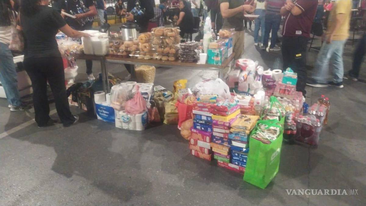 $!Simpatizantes y padres de familia apoyaron con víveres al contingente.