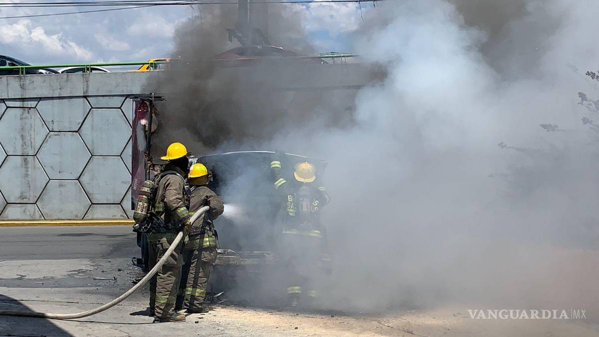$!Saltillo: se le incendia camioneta y la abandona... en una gasolinera