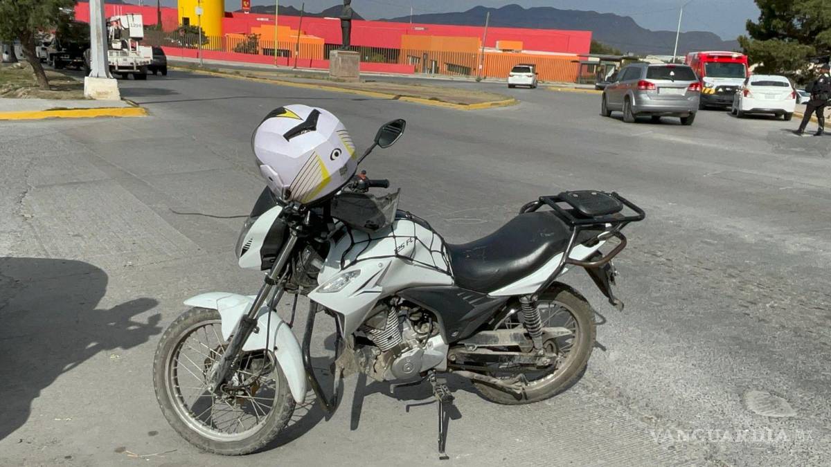 $!La motocicleta quedó tendida sobre el asfalto luego del percance registrado durante la mañana.