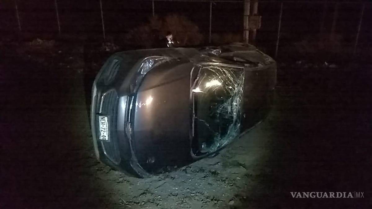 Choca y vuelca sobre autopista Monterrey-Saltillo