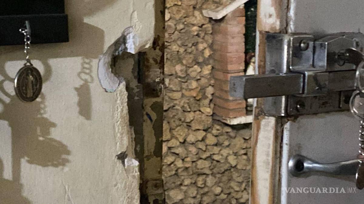 $!Durante el ataque, el propietario de la vivienda puso a salvo a su esposa e hijo al resguardarlos en el baño, mientras intentaba controlar la situación ante la agresividad mostrada por los presuntos responsables.