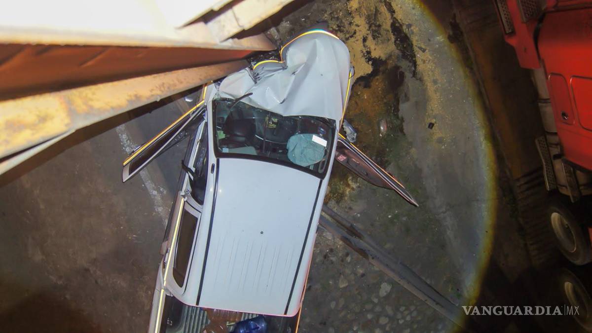 $!El impacto dejó severos daños en la parte frontal de la unidad perteneciente a una empresa constructora.