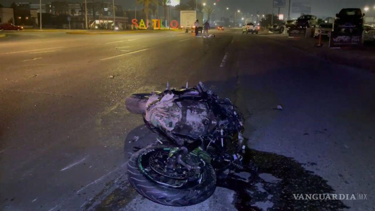 $!La moto terminó destrozada.