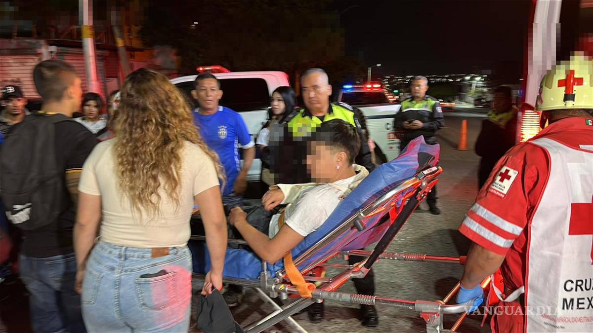 $!Paramédicos detectaron que uno de los lesionados presentaba una probable fractura en el brazo derecho, mientras que su acompañante sufrió una lesión considerable en la boca, por lo que ambos fueron canalizados a un nosocomio privado.
