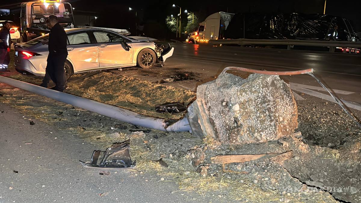 $!La luminaria fue desprendida de su base tras el fuerte impacto.