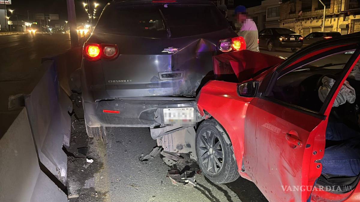 $!Otro auto se estrelló por alcance contra la camioneta minutos después del primer choque.
