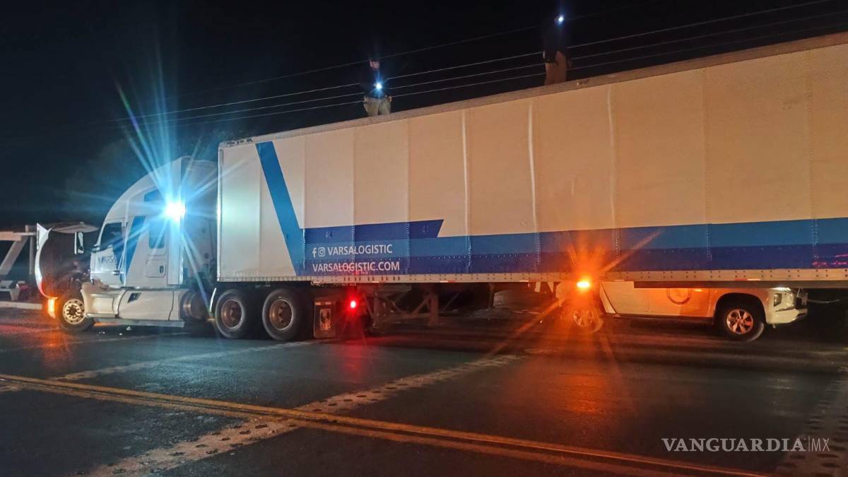 $!El camión de carga, perteneciente a la compañía Garza Logistic, circulaba de Puebla con destino a Saltillo.