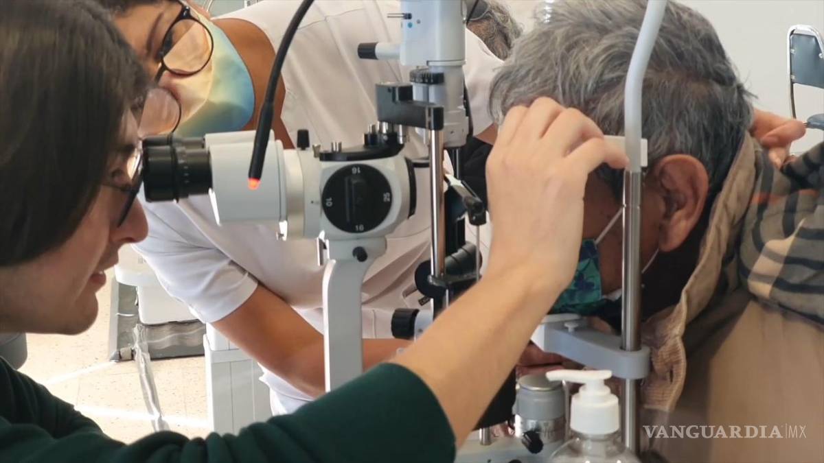 $!El uso prolongado de celulares, tabletas y computadoras puede provocar molestias oculares; especialistas recomiendan realizar pausas y descansar la vista.