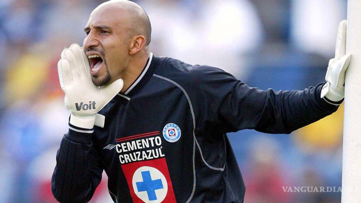 $!La 'pequeña' razón por la que 'El Conejo' Pérez pudo no haber debutado en el Cruz Azul