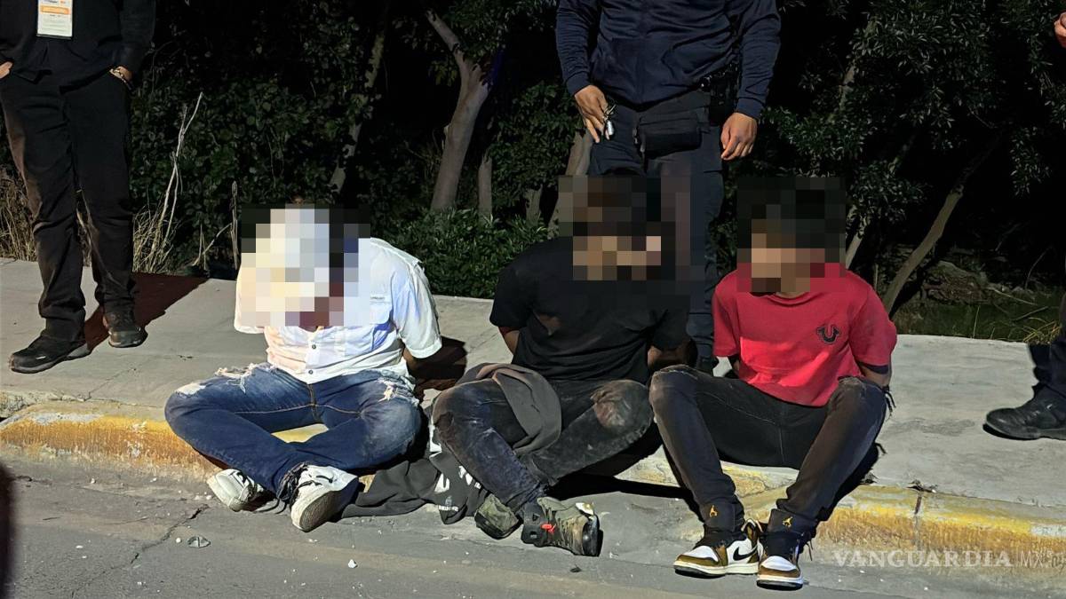 $!Los cuatro jóvenes que viajaban en la camioneta fueron detenidos en el lugar del accidente.