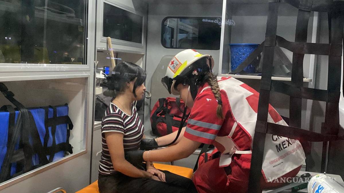 $!Paramédicos de la Cruz Roja valoraron a la conductora, quien no sufrió lesiones de consideración.