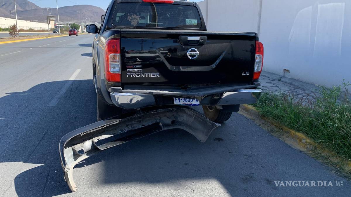 Taxista no se mide y chocapor alcance en colonia de Saltillo, ahora a pagar