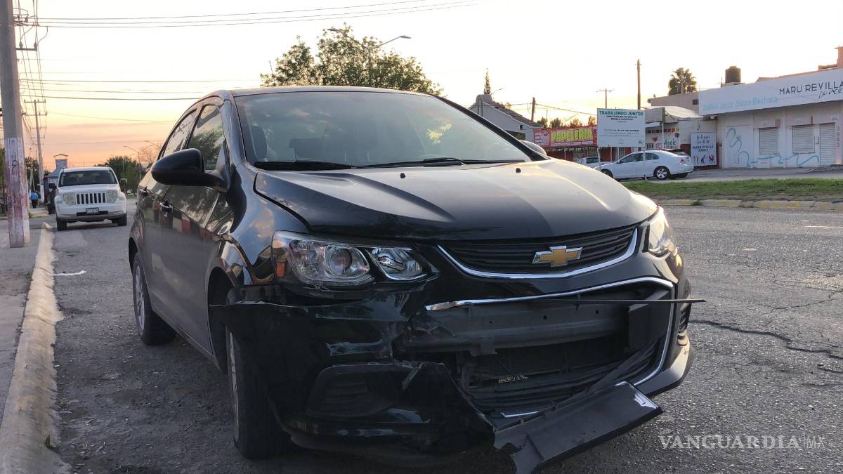 Saltillo: choque proyecta a familia contra camión; Bomberos atiende a madre de familia y sus tres hijos