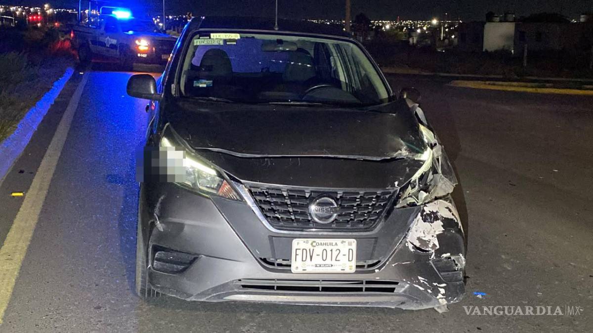 $!El conductor del Nissan March no logró detener su marcha a tiempo y terminó impactando al Nissan Versa, cuyo conductor esperaba el momento adecuado para ingresar a la colonia Mirasierra III.