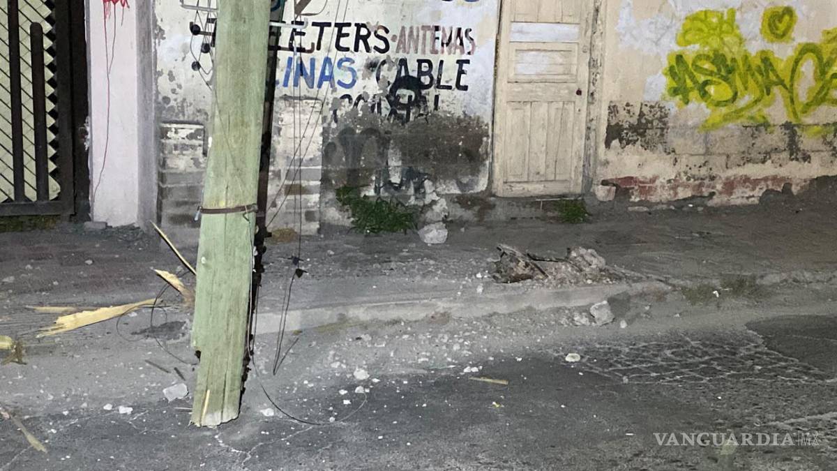$!La camioneta fue asegurada y trasladada al corralón con apoyo de una grúa para que su propietario responda por los daños causados.
