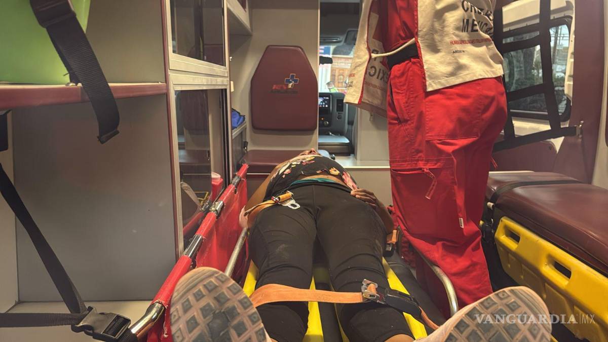 Vuelca familia en el centro de Saltillo; niño y mujer embarazada terminan heridos