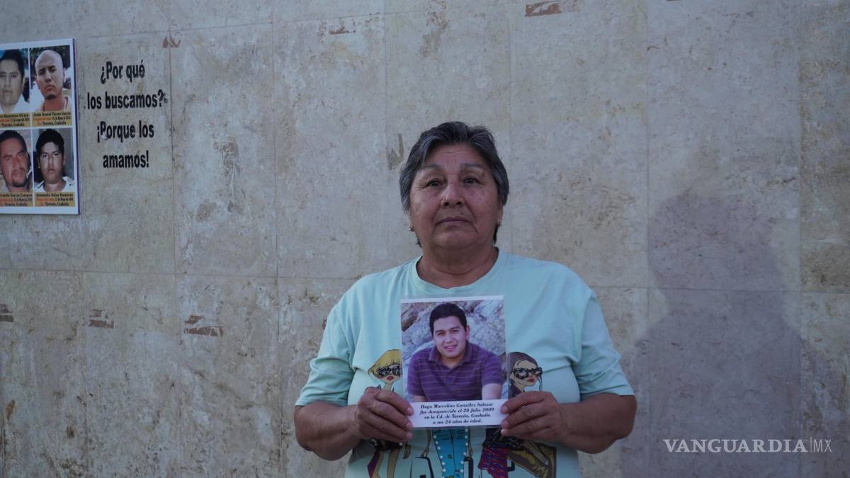 $!María Elena Salazar cargando una foto de su hijo Hugo Marcelino González Salazar, desaparecido el 20 de julio de 2009.