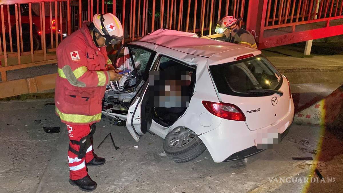 $!Paramédicos de la Cruz Roja y de la Secretaría de Salud coordinaron esfuerzos para brindar atención prehospitalaria a los dos jóvenes lesionados, quienes presentaban heridas de consideración luego del fuerte impacto.
