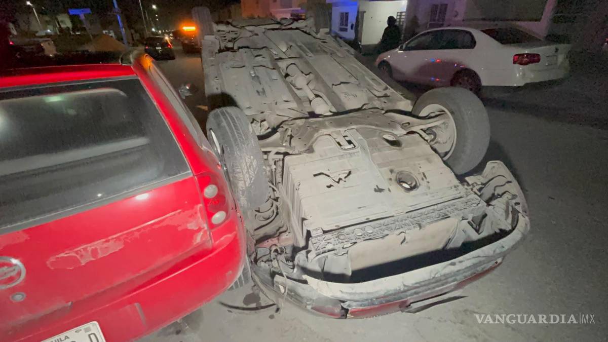 $!La unidad se deslizó cerca de diez metros antes de chocar contra un Chevrolet Chevy estacionado.