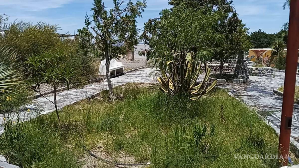 $!La plaza del Santo Madero permanece descuidada, con maleza que invade los espacios para visitantes.
