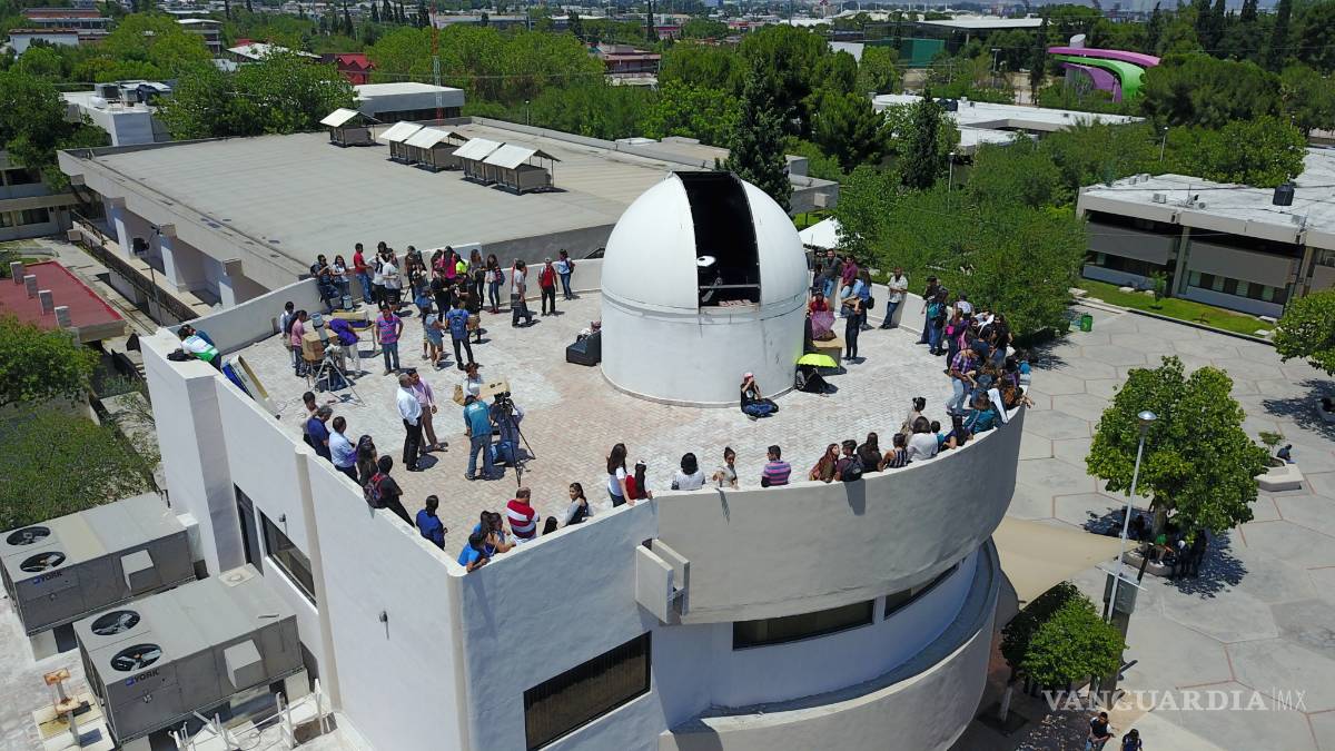 $!¡Hacen su agosto! Estudiantes venden y rentan protectores para ver el eclipse en la UAdeC