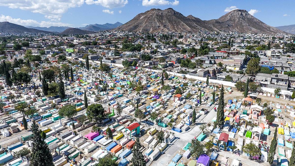 $!Llenan de vida los panteones en Saltillo (Fotos)