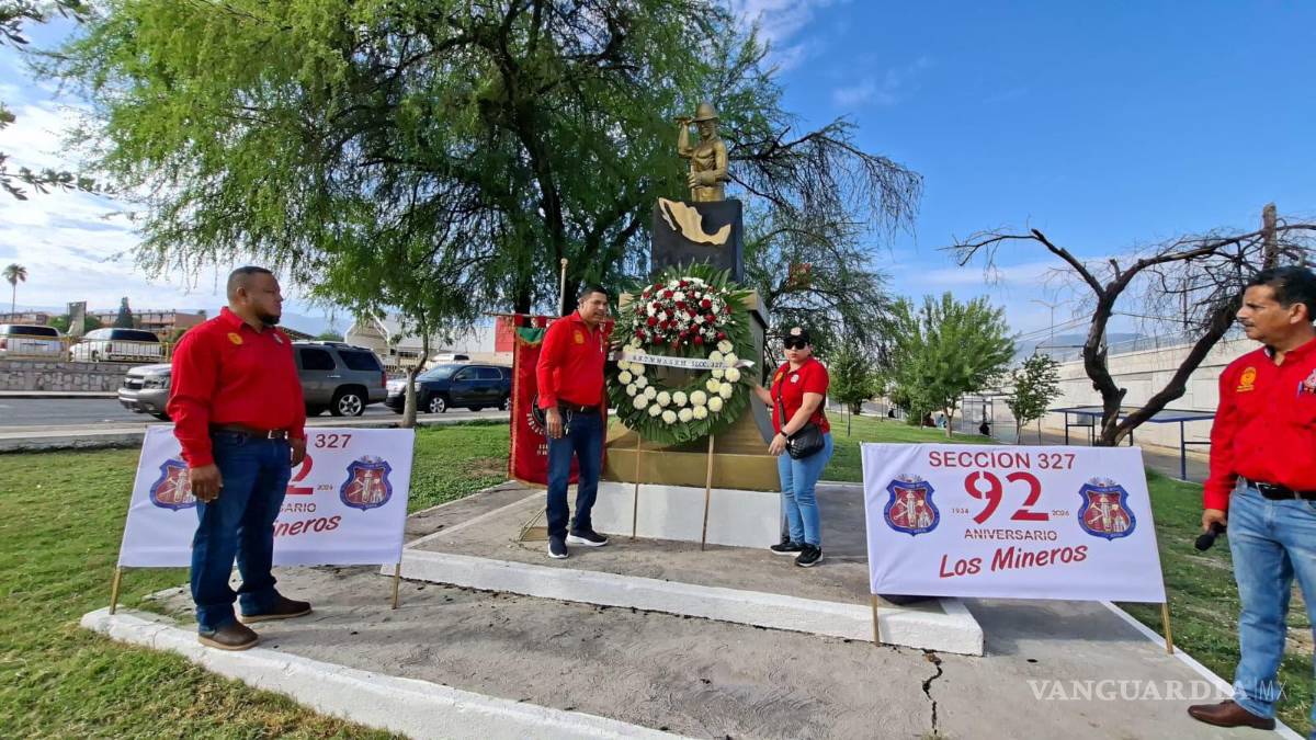 $!Miembros de la Sección 327 se reunieron en el Monumento al Minero para recordar el aniversario de la organización sindical y refrendar su llamado a la unidad.