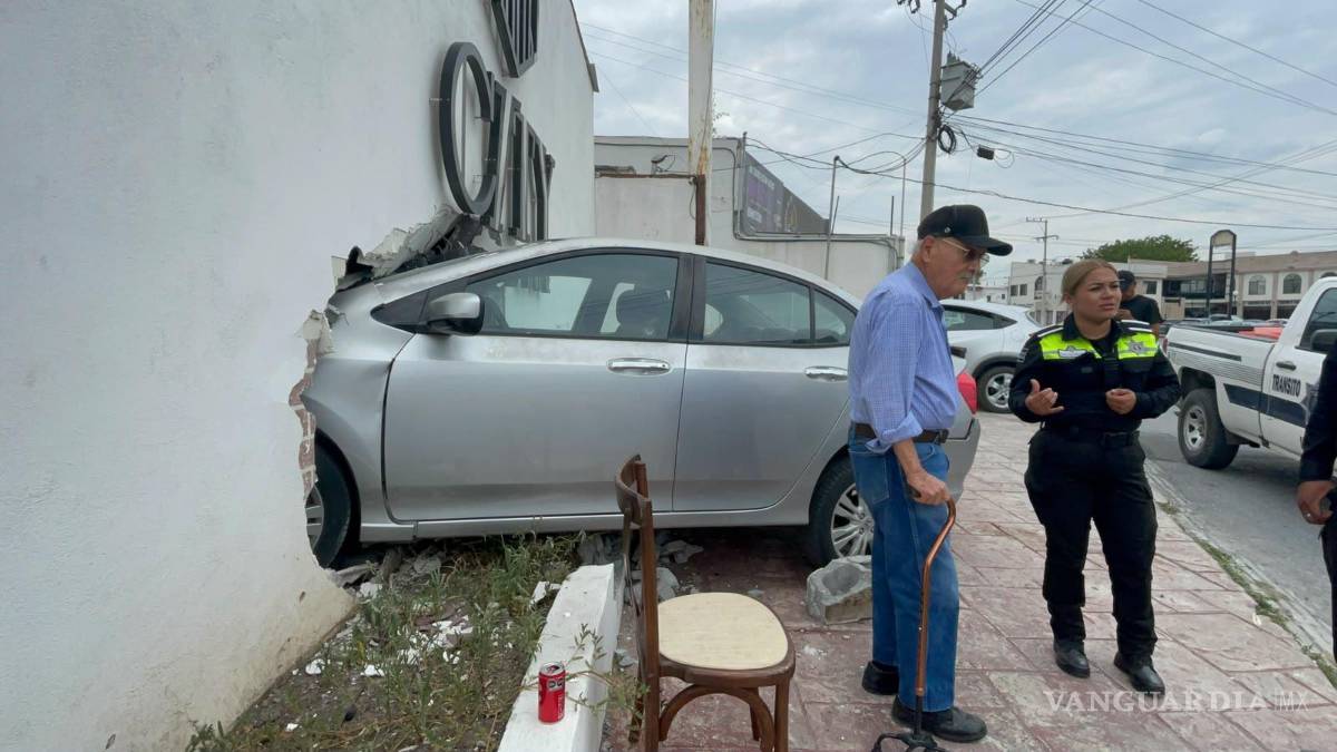 $!Elementos de Tránsito Municipal acordonaron la zona y revisarán cámaras de vigilancia para esclarecer la mecánica del accidente.