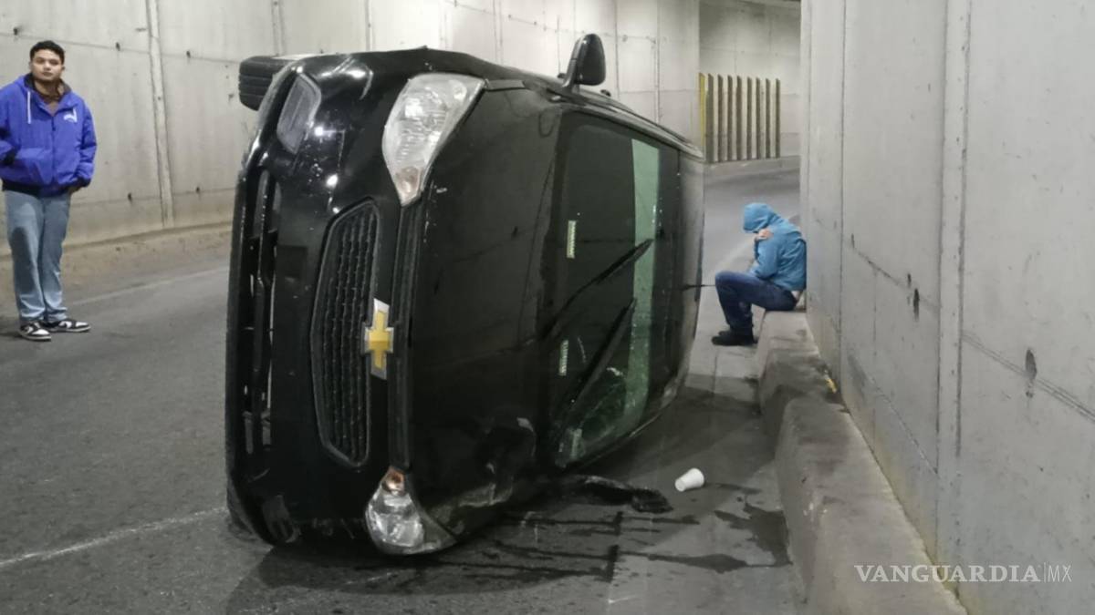 $!El auto terminó recostado.