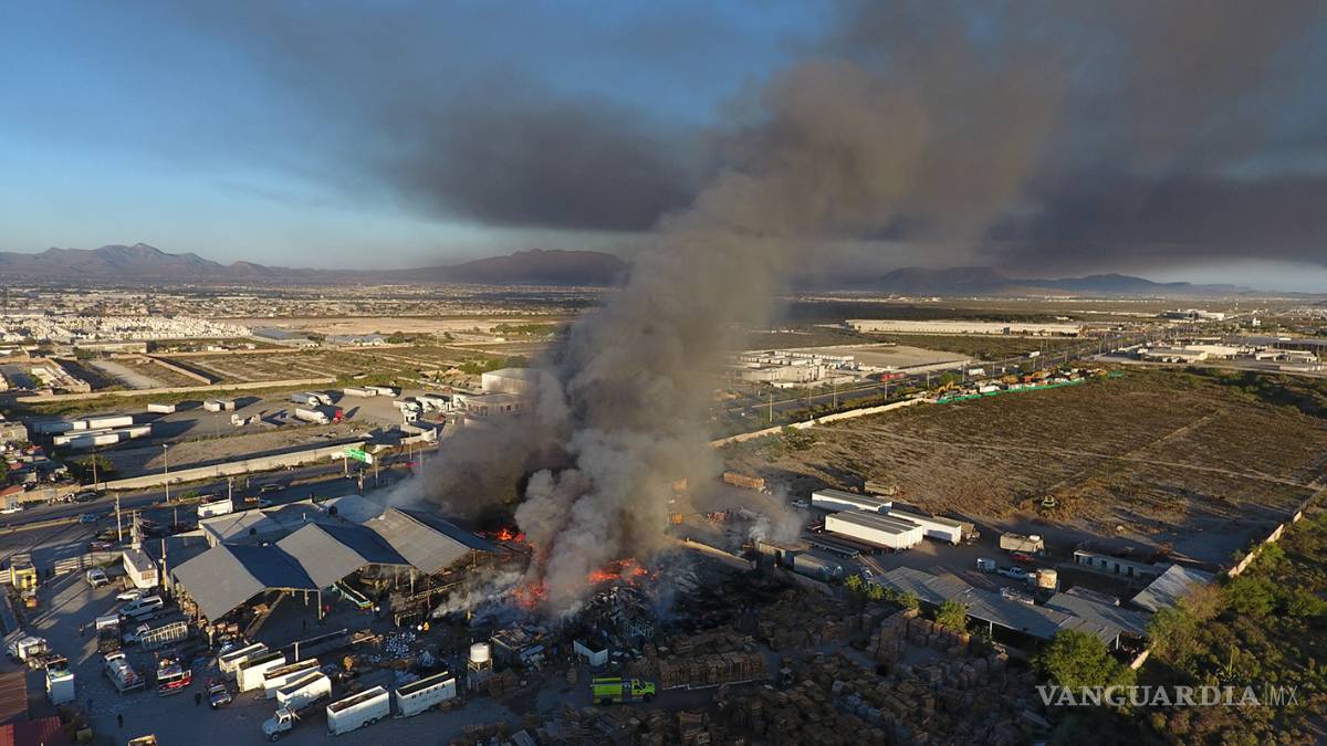 $!Incendio consume recicladora en Arteaga, Coahuila (Fotos)