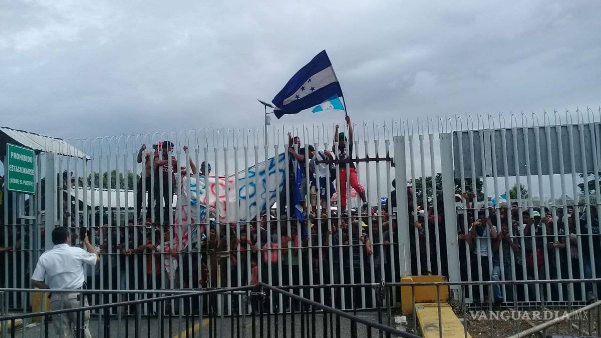 $!Caravana de 4 mil 500 migrantes ingresa a territorio mexicano; inician trámites de visa humanitaria en el INM