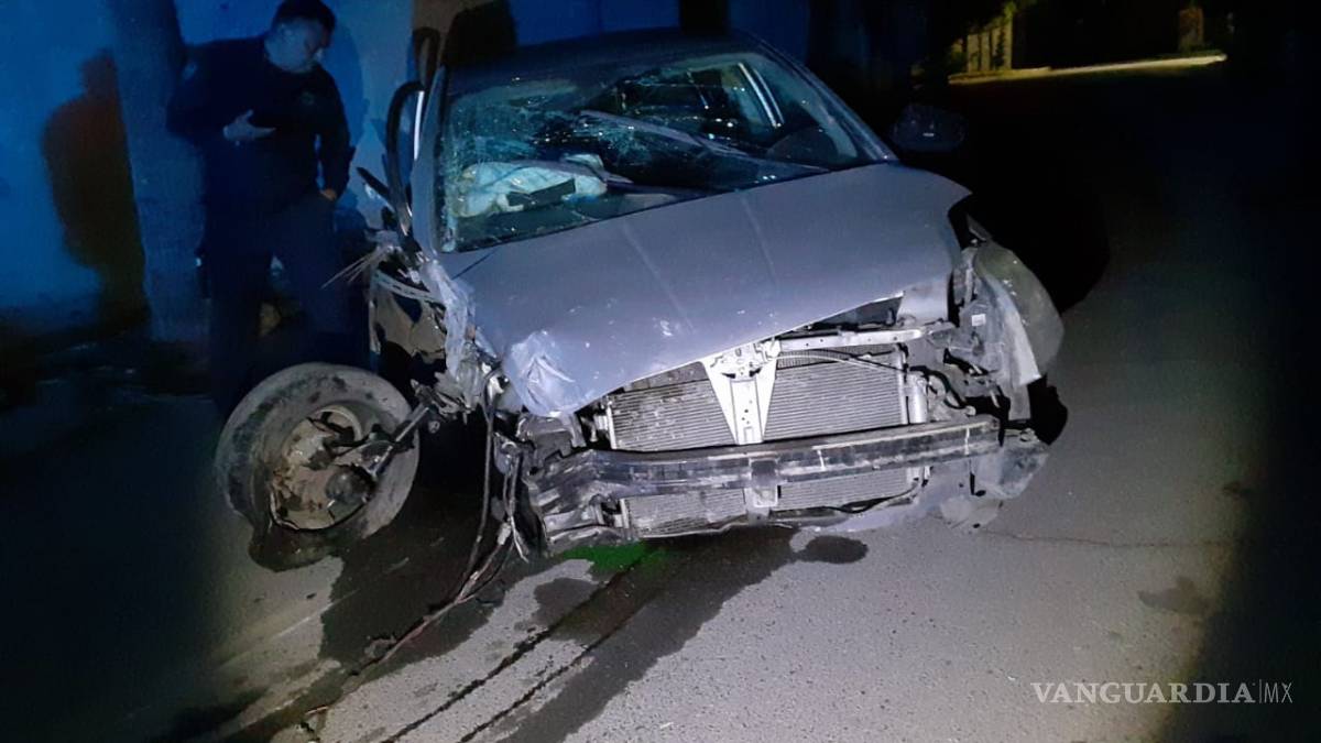 $!Estrella su vehículo; huye para evitar detención
