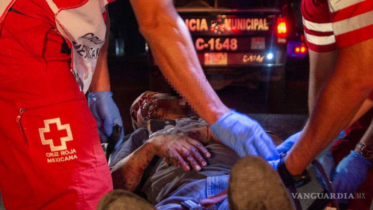 $!Un hombre terminó con severas lesiones en el rostro y la cabeza luego de ser brutalmente golpeado por un grupo de jóvenes que lo interceptó cuando viajaba a bordo de una camioneta en la colonia Lomas de Zapalinamé.