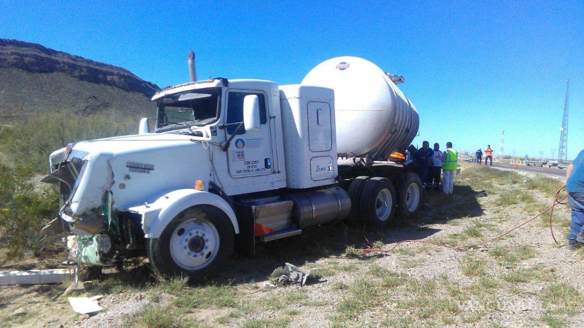¡Conductor pierde el control! Pipa sale de la carretera Torreón-Saltillo