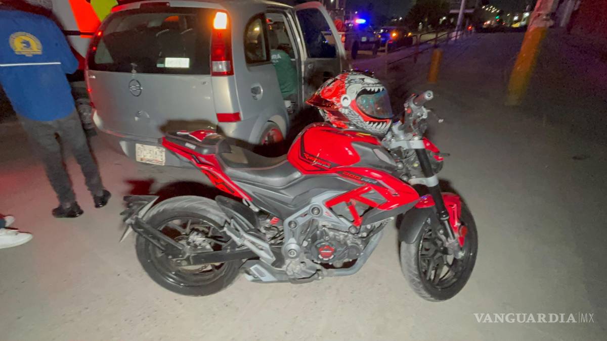 Motociclista embiste a payaso de crucero, en Saltillo