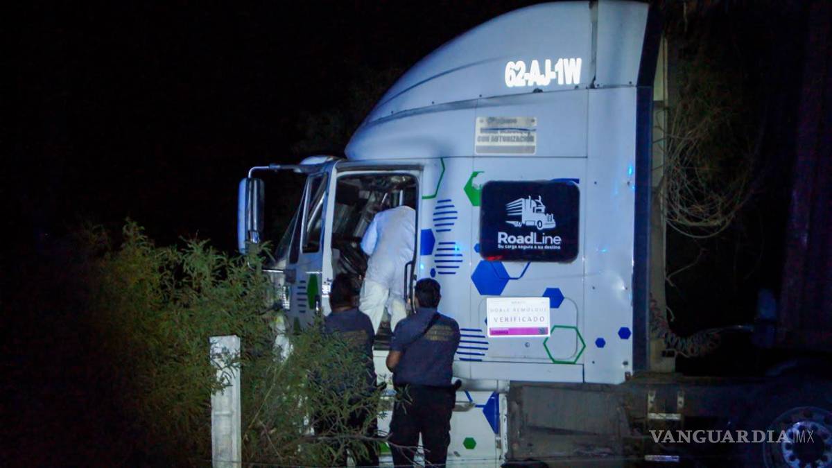 $!Autoridades realizaron las diligencias en la cabina del tractocamión, donde fue localizado el operador sin signos vitales.